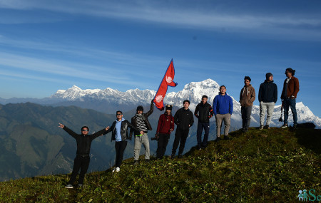 म्याग्दी जिल्लाको खोपारा डाँडामा आन्तरिक पदयात्री। तस्बिरः सेतोपाटी